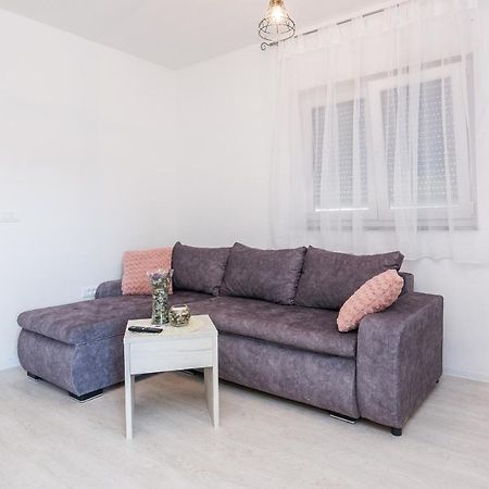 Apartments Krpan Vir Eksteriør bilde
