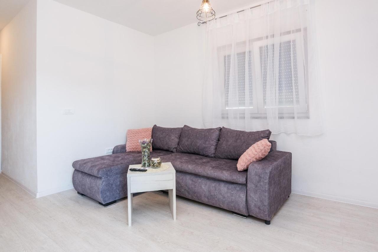 Apartments Krpan Vir Eksteriør bilde