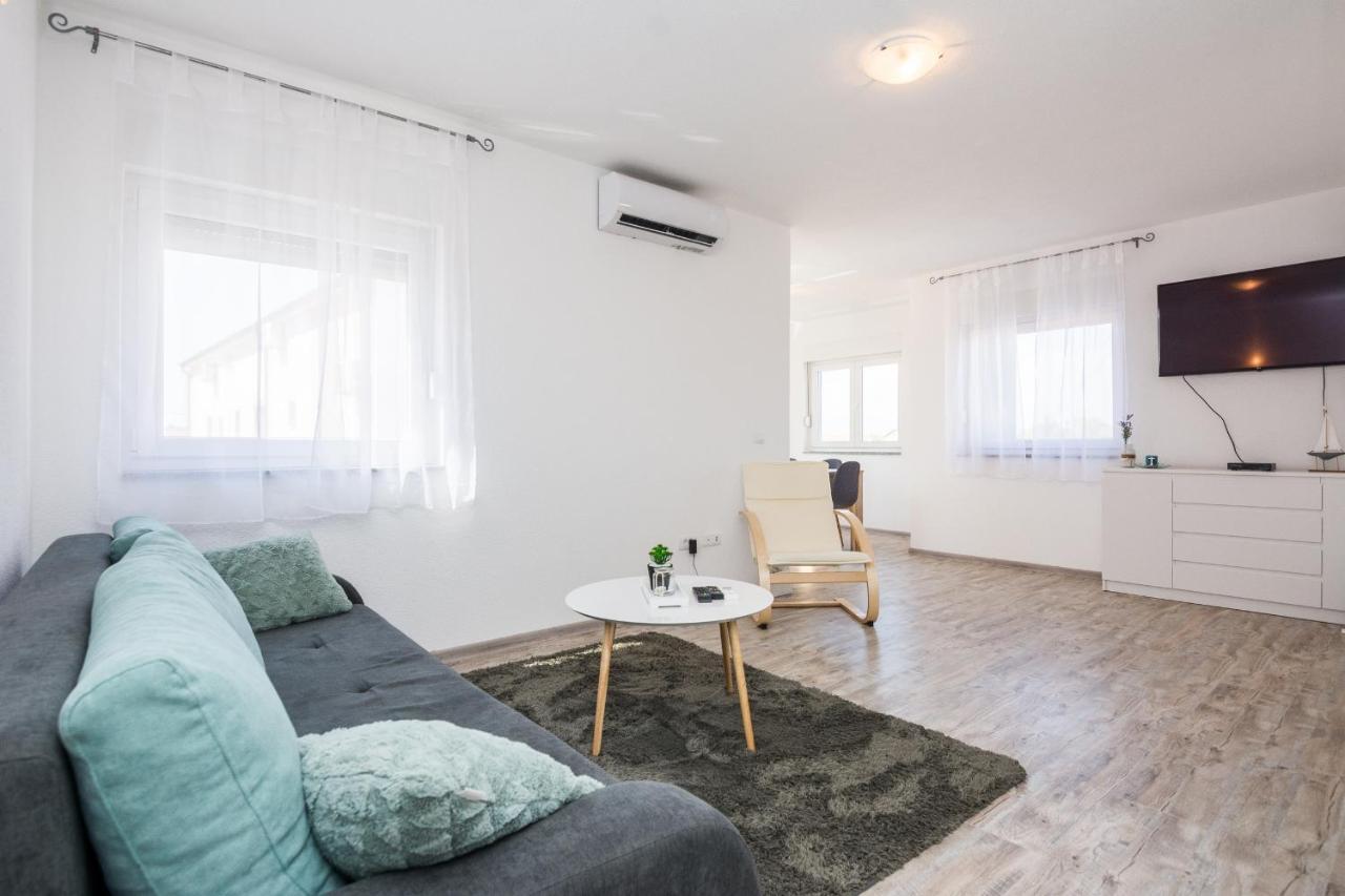 Apartments Krpan Vir Eksteriør bilde