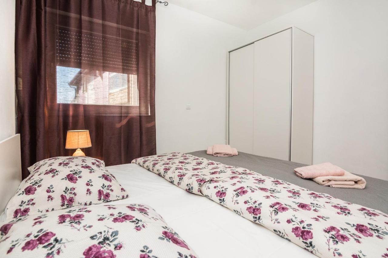Apartments Krpan Vir Eksteriør bilde