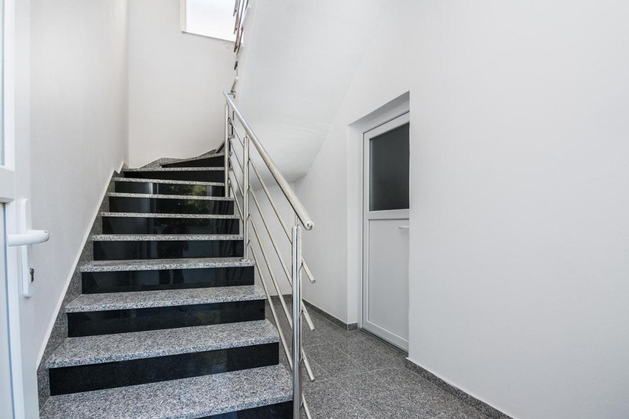 Apartments Krpan Vir Eksteriør bilde