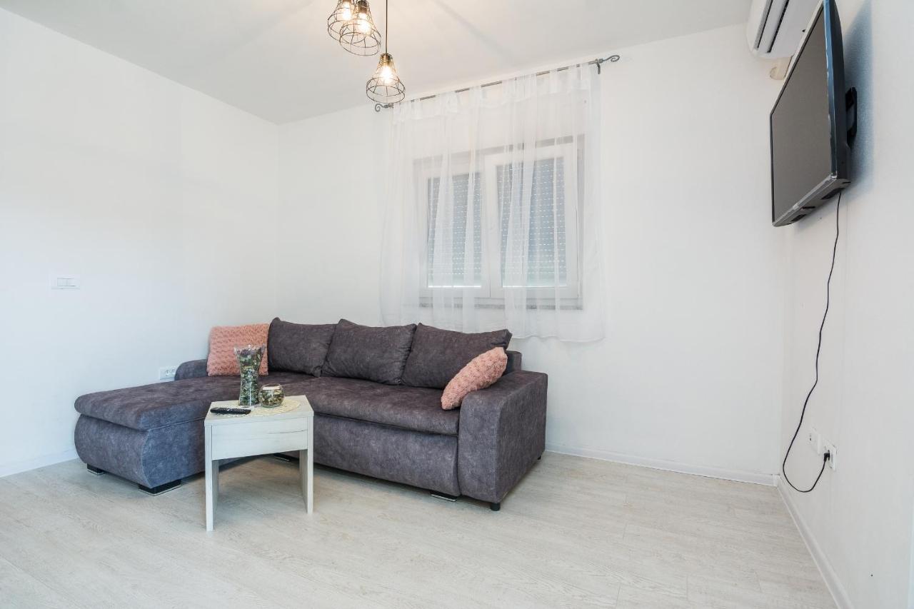 Apartments Krpan Vir Eksteriør bilde