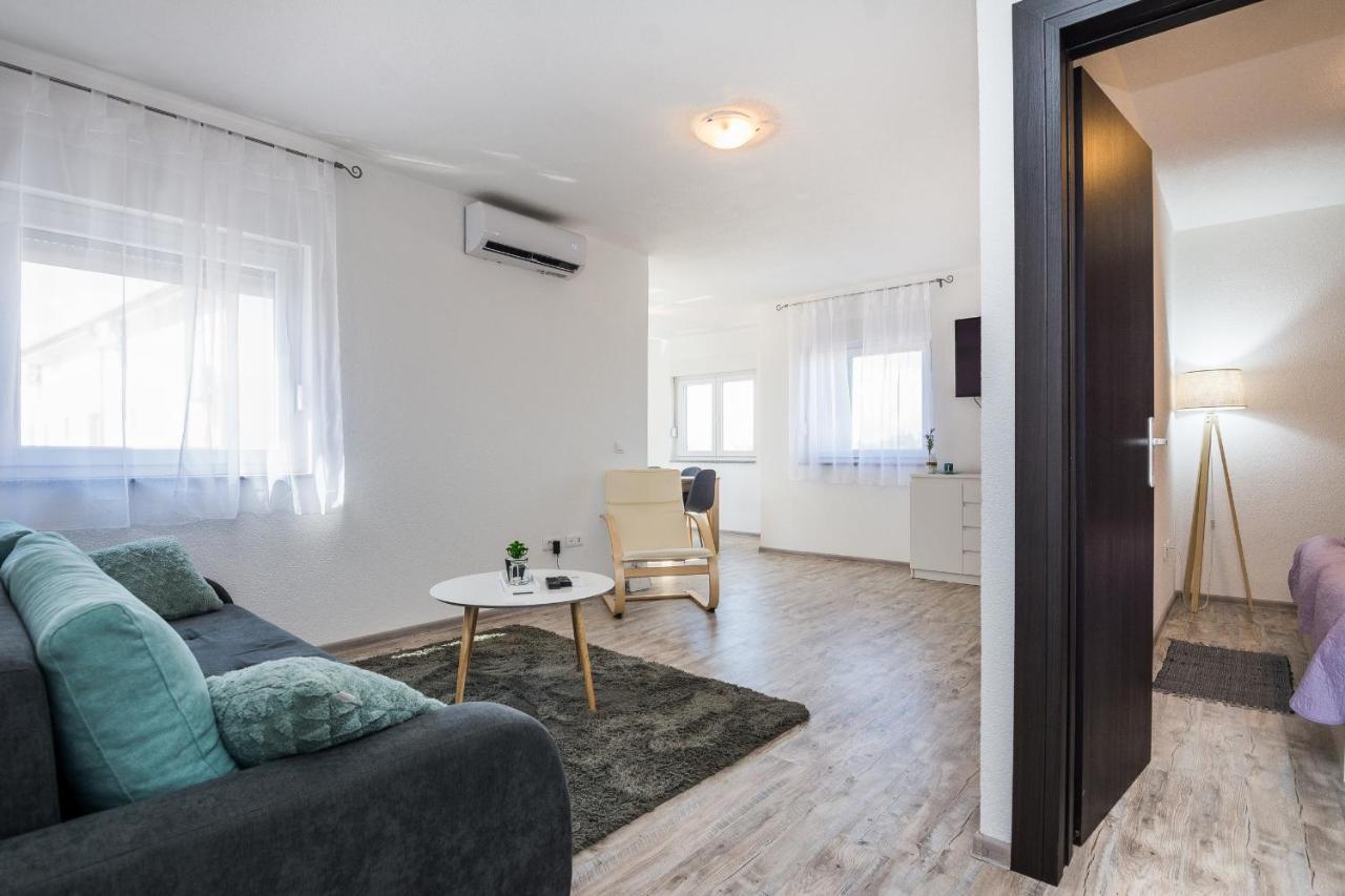 Apartments Krpan Vir Eksteriør bilde