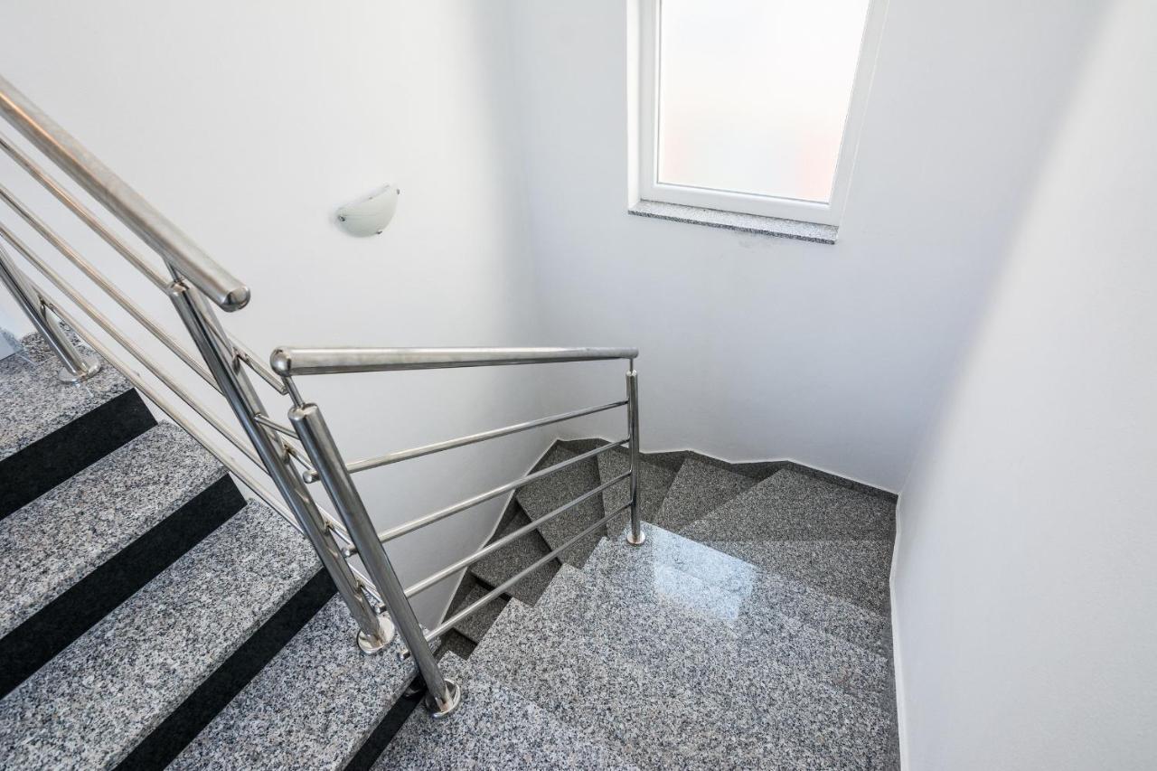 Apartments Krpan Vir Eksteriør bilde